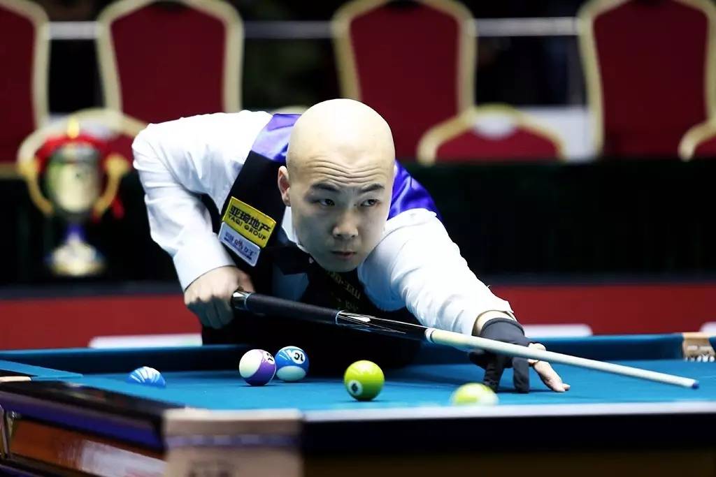 一位带着父 一位带着父